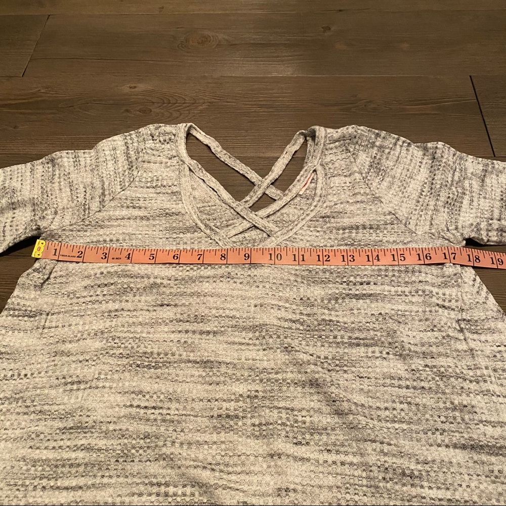 Gray and white long sleeve flowy tee - Picture 4 of 7